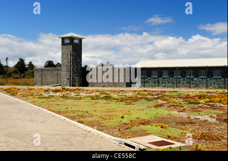 Zellenblock und Wache Turm auf Robben Island vor der Küste Cape Town, Western Cape, Südafrika Stockfoto