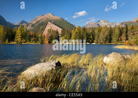 Hotel am Strbske Pleso See in der hohen Tatra, Slowakei, Europa. Herbst (Oktober) 2011. Stockfoto