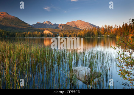 Strbske Pleso See in der hohen Tatra, Slowakei, Europa. Herbst (Oktober) 2011. Stockfoto