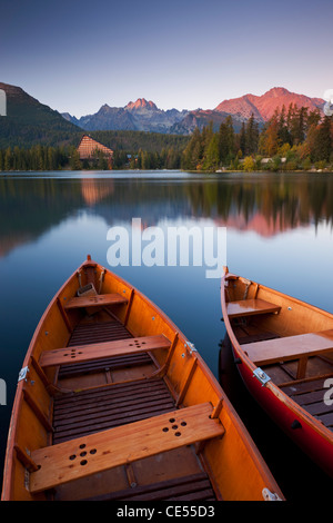 Holzboote auf Strbske Pleso See in der hohen Tatra Slowakei, Europa. Herbst (Oktober) 2011. Stockfoto