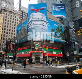 Eine Hinweistafel am Broadway in New York wirbt Carnival Cruises Ausflüge in die Karibik Stockfoto