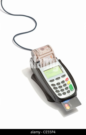 Amerikanischen Banknoten kommt aus einer Kreditkarte Maschine Stockfoto