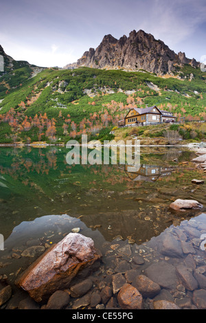 Zelené Pleso See und Berghütte in der hohen Tatra, Slowakei, Europa. Herbst (Oktober) 2011. Stockfoto