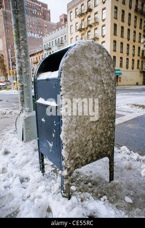 USPS Post Sammlung Briefkasten mit schmutzigen Schnee von einem Schneefall verkrustet Stockfoto