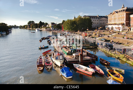 Richmond upon Thames im Sommer zeigen Richmond am Flussufer mit Ponton, Boote vertäut und Menschenmengen zu Fuß durch den Fluss am Flussufer Stockfoto