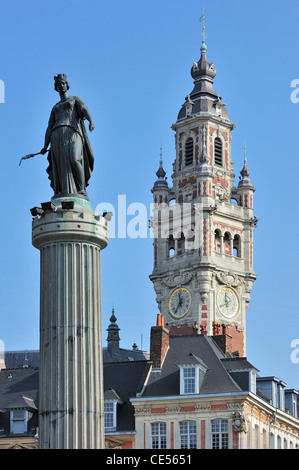 Glockenturm und Erinnerung an die Belagerung von 1792 / Spalte der Göttin / La Déesse an der Place du Général de Gaulle, Lille, France Stockfoto