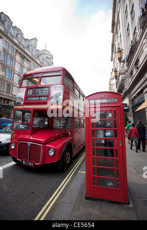 Routemaster Bus vorbei ein rotes Telefon Box auf den Strang in central London, England, UK. Foto: Jeff Gilbert Stockfoto