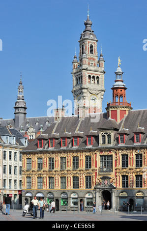 Bell Tower der Chamber Of Commerce und La Vieille Bourse an der Place du Général de Gaulle, Lille, France Stockfoto