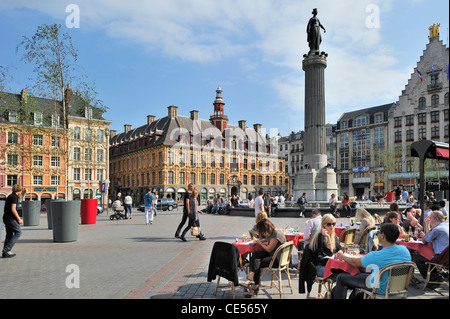 Touristen und Erinnerung an die Belagerung von 1792 / Spalte der Göttin / La Déesse an der Place du Général de Gaulle, Lille, France Stockfoto