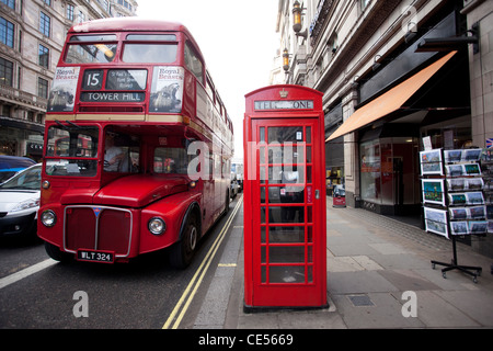 Routemaster Bus vorbei ein rotes Telefon Box auf den Strang in central London, England, UK. Foto: Jeff Gilbert Stockfoto