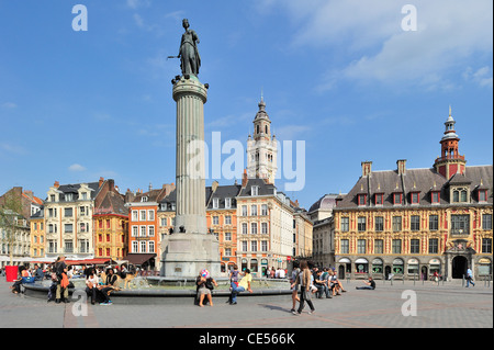 Glockenturm und Erinnerung an die Belagerung von 1792 / Spalte der Göttin / La Déesse an der Place du Général de Gaulle, Lille, France Stockfoto