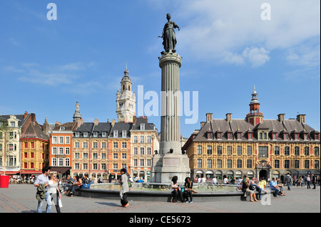 Glockenturm und Denkmal der Belagerung von 1792 / Spalte der Göttin / La Déesse an der Place du Général de Gaulle, Lille, France Stockfoto