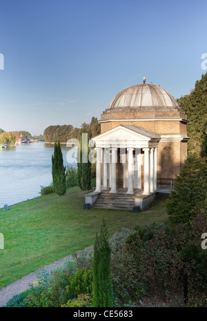 Riverside Blick auf Garrick Tempel gebaut als eine Hommage an Shakespeare an der Themse, in der Nähe von Garrick Villa in Hampton in Middlesex Stockfoto