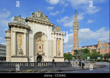 Kreisverkehr mit Glockenturm und Triumphbogen Porte de Paris, Lille, Frankreich Stockfoto