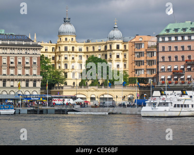 Hotel entlang der Uferpromenade in Schweden; Stockholm; Europa, Schiff und Hafen in der Innenstadt von Stockholm; Scandinavia; Stockfoto