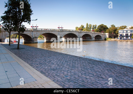 Blick vom Leinpfad (Radweg), Kingston Bridge, Kingston Upon Thames. Stockfoto