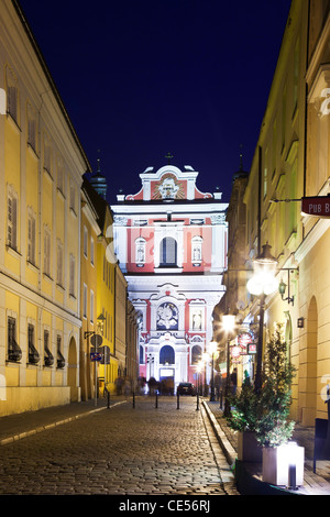 Die barocke Fassade der Kirche St. Stanislaus (Bischof), in der polnischen Stadt Poznan, Polen, in der Nacht. Stockfoto