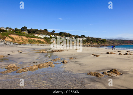 Coverack, Cornwall, England, Vereinigtes Königreich, Großbritannien. Ruhigen Sandstrand bei Ebbe an der malerischen Südküste Cornish Stockfoto