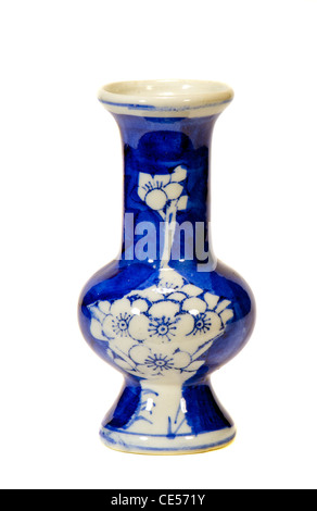 Kleine chinesische blau weiße Vase isoliert auf weißem Hintergrund. Stockfoto