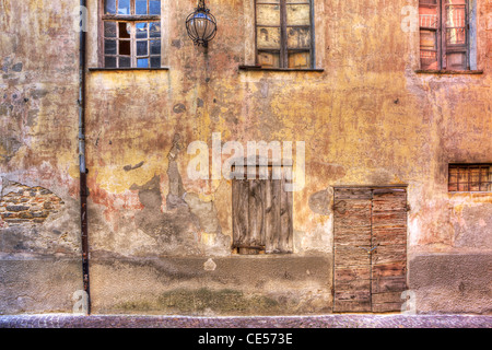 Alte verlassene Ziegelhaus mit Vintage Holz Türen und Fenster in der Stadt von Serralunga D'Alba, Norditalien. Stockfoto