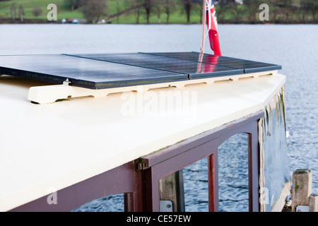 Der Start, der Touristen auf Coniston Water im Lake District, durch Sonnenkollektoren gespeist trägt. Stockfoto