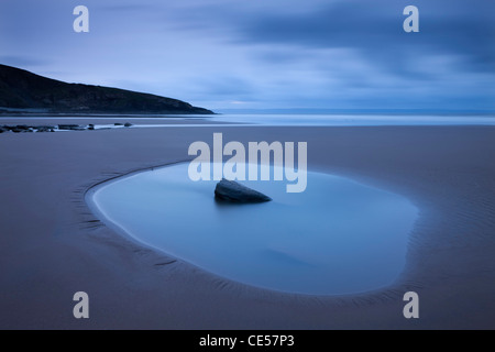 Rockpool am Southerndown Sandstrand in der Morgendämmerung, Dunraven Bay, Glamorgan Heritage Coast, Wales. Winter (Dezember) 2011. Stockfoto