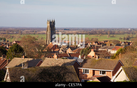 Blick vom Chalice Hill über Stadt Glastonbury in Somerset UK mit Johannes der Täufer Pfarrkirche und die Somerset Niveaus Stockfoto