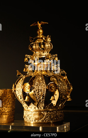 Eine reich verzierte Tora Krone für die Jüdischen Thorarollen in der Synagoge von Yad Vashem, Jerusalem, Israel Stockfoto