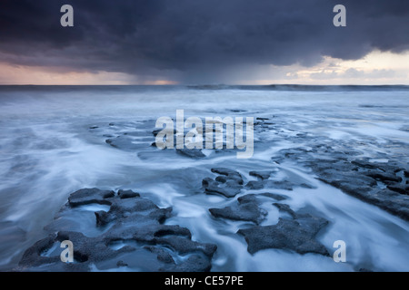 Sturm, die Annäherung an den Ufern der Dunraven Bay auf Glamorgans Heritage Coast, Wales, UK. Winter (Dezember) 2011 Stockfoto