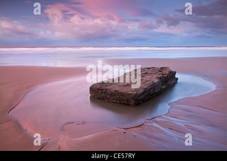 Unberührten Sandstrand in der Morgendämmerung, Southerndown, Glamorgan Heritage Coast, Wales, UK. Winter (Dezember) 2011. Stockfoto