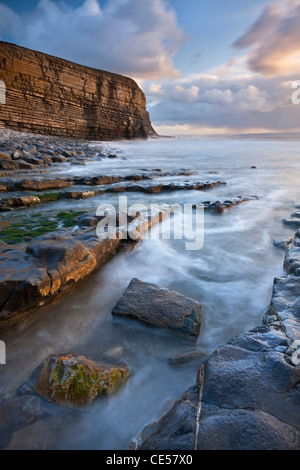 Felsige Ufer des Nash Punkt bei Sonnenuntergang, Glamorgan Heritage Coast, Wales, UK. Winter (Dezember) 2011. Stockfoto