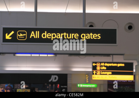 Flug Abflug Gates Öffentlichkeitsarbeit anmelden des Süd-Terminals des Flughafen London Gatwick, West Sussex, England. Stockfoto