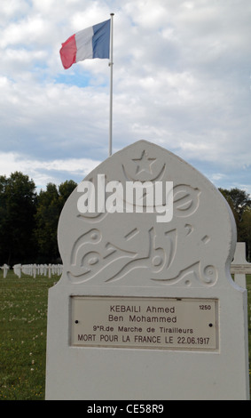 Islamischen Grabstein auf dem französischen Nationalfriedhof (La Nécropole Nationale), La Ferme de Suippes Friedhof In Suippes, Frankreich. Stockfoto