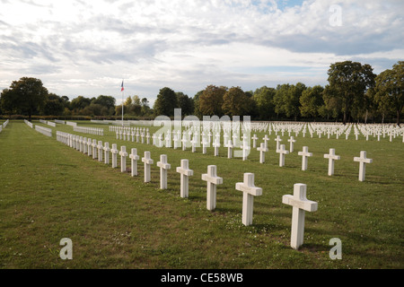 Reihen von Grab Kreuze in der La Ferme de Suippes French National Cemetery, (La Nécropole Nationale), Suippes, Frankreich. Stockfoto