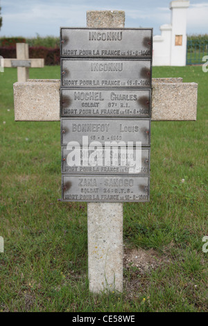 Nahaufnahme von Namensschilder auf einem Massengrab Cross Marker auf der La Ferme de Suippes French National Cemetery, Suippes, Frankreich. Stockfoto