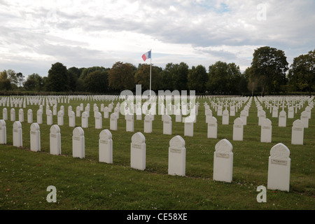 Reihen von islamischen Grabsteine auf dem La Ferme de Suippes Französisch nationalen Friedhof, (La Nécropole Nationale), Suippes, Frankreich. Stockfoto