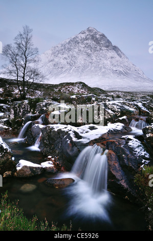 Wasserfall auf dem Fluss Coupall mit Buachaille Etive Mor im Hintergrund. Winter-Blick in Glencoe, Schottisches Hochland Stockfoto