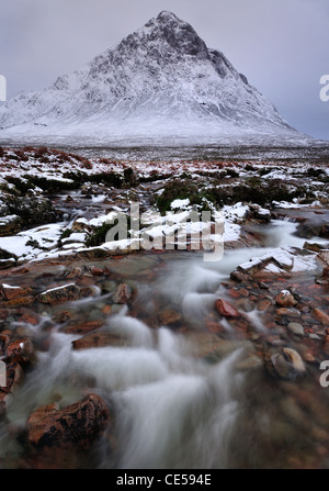 Fließendes Wasser in den Fluss Coupall mit der Spitze des Stob Dearg Buachaille Etive Mor im Hintergrund Stockfoto