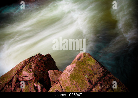 Lange Belichtung des Flusses Nevis. Wasser rauscht über die bunten Felsen und Geröll. Fort William Schottisches Hochland, Großbritannien Stockfoto