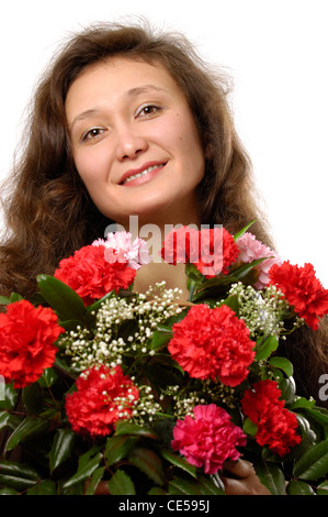 Junge lächelnde Frau mit ein paar rote Nelken in ihren Händen Stockfoto