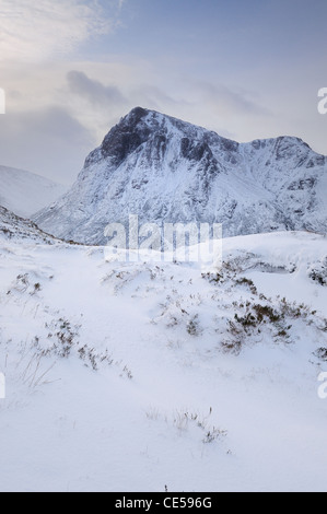 Aussicht auf Buachaille Etive Mor von Schnee bedeckt Stob Beinn ein Chrulaiste. Winter-Szene in Glencoe, Schottisches Hochland Stockfoto