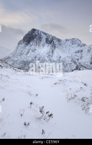 Aussicht auf Buachaille Etive Mor von Schnee bedeckt Stob Beinn ein Chrulaiste. Winter-Szene in Glencoe, Schottisches Hochland Stockfoto