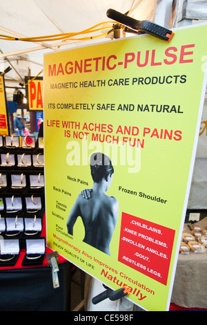 Magnetpuls Gesundheit Geräte zum Verkauf auf Keswick Markt, Cumbria, UK, Stockfoto