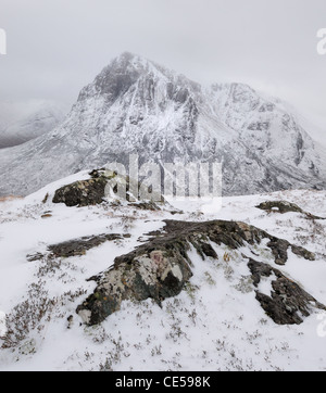 Felsige Aussicht vom Stob Beinn Chrulaiste in Richtung Schnee bedeckt Buachaille Etive Mor, Glencoe, Schottisches Hochland Stockfoto