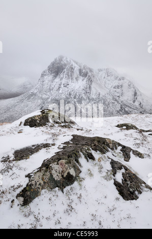 Felsige Aussicht vom Stob Beinn Chrulaiste in Richtung Schnee bedeckt Buachaille Etive Mor, Glencoe, Schottisches Hochland Stockfoto