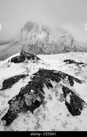 Schwarz / weiß Foto von Felsen auf Stob Beinn eine Chrulaiste im Winter, Blick auf Buachaille Etive mor, Glencoe, Schottland Stockfoto