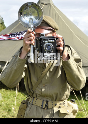 Speed Graphic Kamera (Graphex), Szene Wiederaufbau, US Armee-Soldat, Befreiung von der Stadt Oisseau (Mayenne, Frankreich). Stockfoto