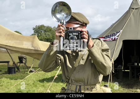 Speed Graphic Kamera (Graphex), Szene Wiederaufbau, US Armee-Soldat, Befreiung von der Stadt Oisseau (Mayenne, Frankreich). Stockfoto