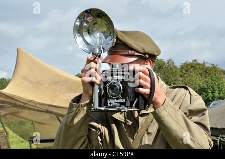 Speed Graphic Kamera (Graphex), Szene Wiederaufbau, US Armee-Soldat, Befreiung von der Stadt Oisseau (Mayenne, Frankreich). Stockfoto