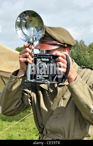 Speed Graphic Kamera (Graphex), Szene Wiederaufbau, US Armee-Soldat, Befreiung von der Stadt Oisseau (Mayenne, Frankreich). Stockfoto